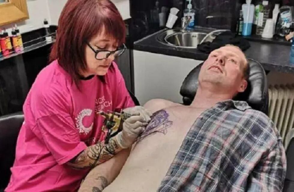 Un hombre se tatuó un corpiño en el pecho para recaudar fondos para una fundación .