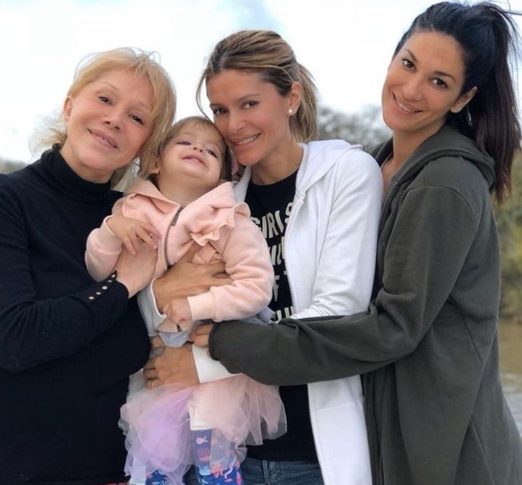 En familia. Silvina Escudero junto a su hermana, su sobrina y su madre. (Instagram)
