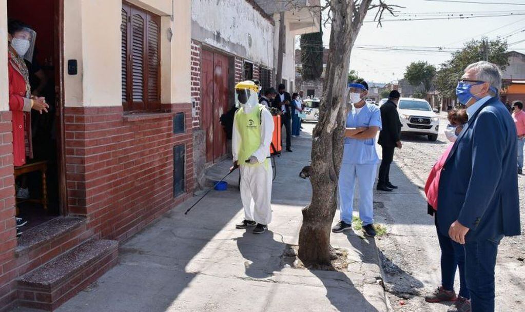 El gobernador Morales participó del operativo sanitario que tuvo lugar en el barrio Los Ceibos de esta capital.
