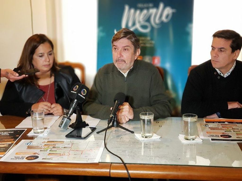 Miguel “Rody” Flores junto con la secretaria de Turismo y Cultura, Lucía Miranda, y el coordinador de Defensa Civil, Leonardo Orgoroso.