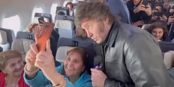 Milei, en el vuelo de regreso a Argentina (Captura de video).
