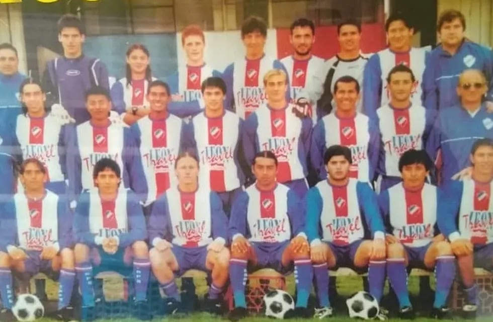 Plantel de Rosario Puerto Belgrano campeón 2001 de la Liga del Sur.