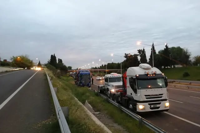 Camioneros realizaron una caravana exigiendo la apertura del paso a Chile.