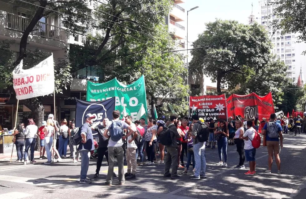 El tránsito en Córdoba es un caos por dos manifestaciones de distintas organizaciones.