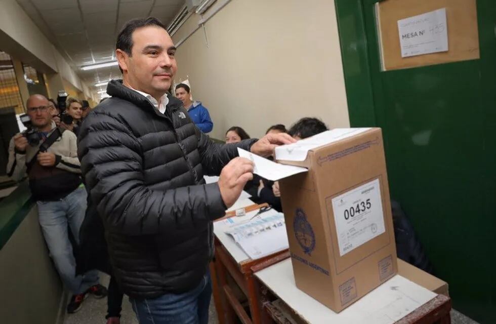 El Gobernador de Corrientes votó junto a su hijo.