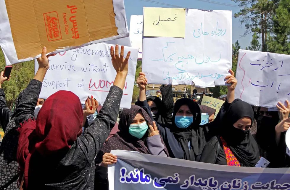 Mujeres afganas reclamaron por su derecho a trabajar. (Foto: Télam)