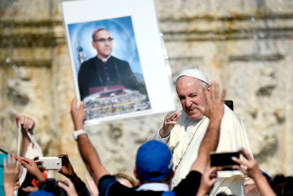 El papa Francisco declara santos a Pablo VI y Romero. (AFP)