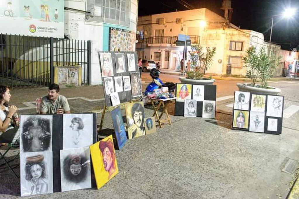 Fotógrafos y pintores exponen en Costanera Gualeguaychú.