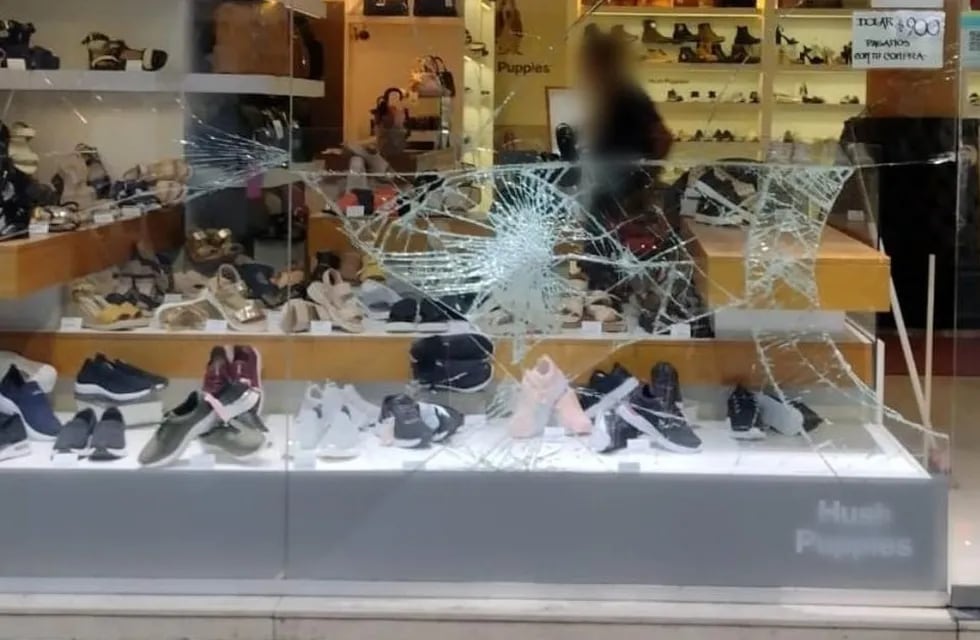 Reventaron una vidriera y robaron zapatillas.
