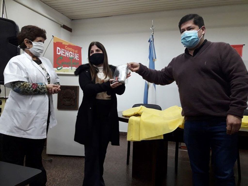 La titular del Rotary Club de Posadas Costanera, María Soledad Varela, entrega al ministro de Salud de Misiones los termómetros donados por la entidad.