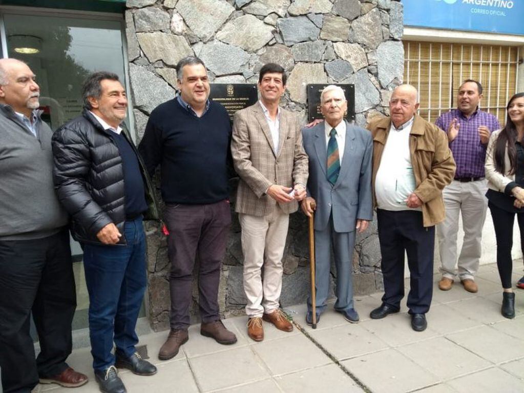 Dr. Rosendo Vázquez con autoridades municipales y provinciales en La Granja.