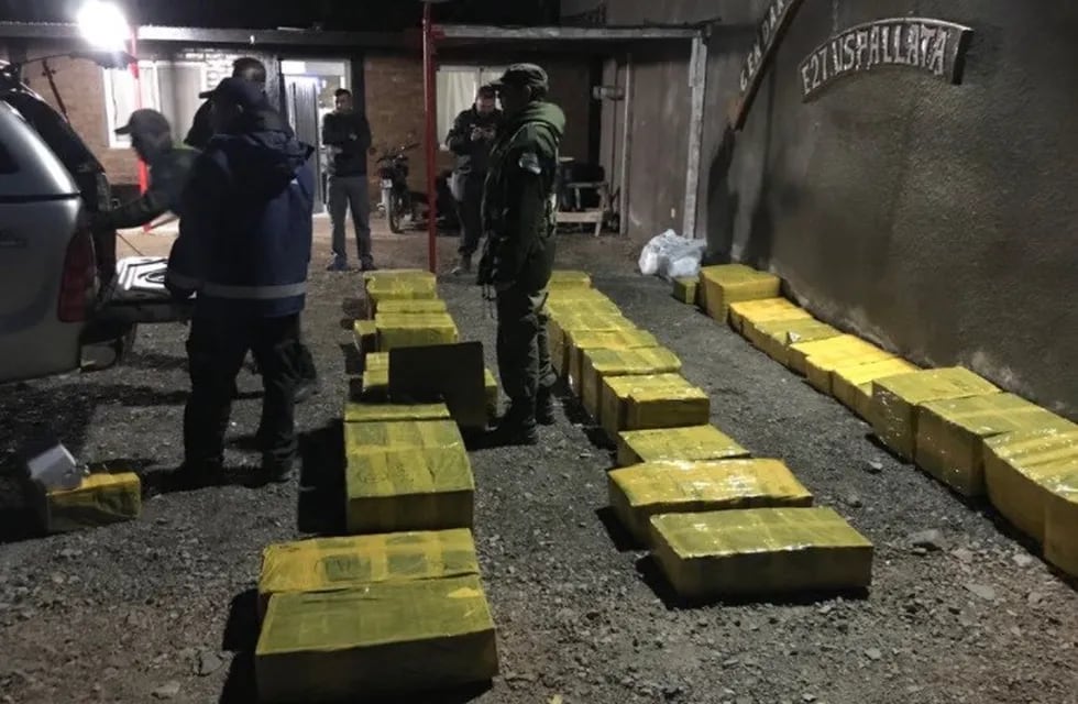 En la madrugada de este viernes, un sujeto ingresó a la provincia proveniente desde Chile con mercadería de contrabando.