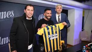 Rosario Central presentó a Carlos Tevez