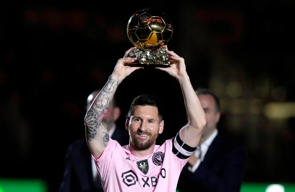 "Leo" Messi presentó su octavo balón de oro ante la gente del Inter Miami. (AP).