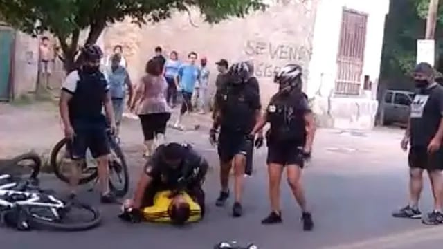 Ciclista agredió a policías