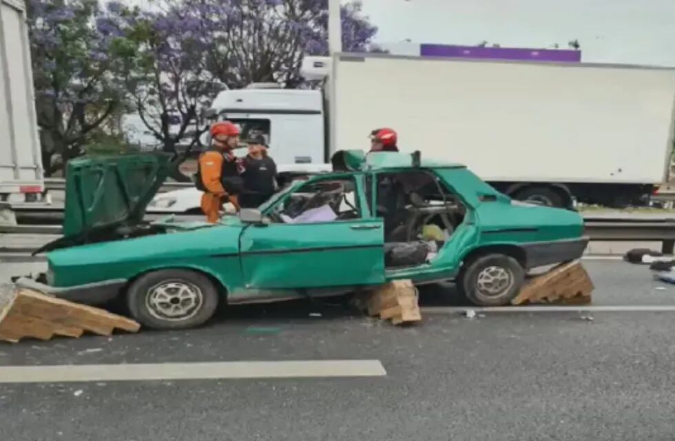 Un camión se quedó sin combustible, detuvo su marcha y un auto lo embistió.