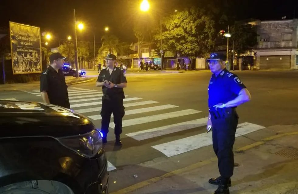 La policía santafesina destacó el aplauso a personal de la fuerza durante controles de rutina por el aislamiento obligatorio. (@policia_fe)
