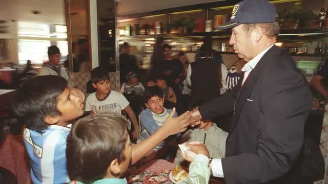 Timoteo Griguol invitó a comer lomitos a más de 20 niños humildes