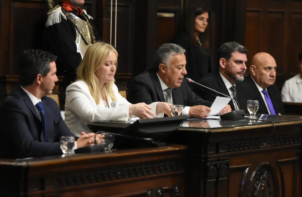 Alfredo Cornejo (Gobernador) y Hebe Casado (Vice) juraron a sus cargos en la Legislatura de Mendoza luego de la conformación de la Asamblea Legislativa.