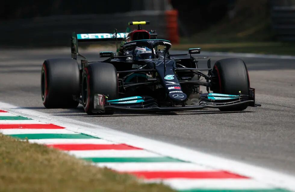 Bottas dominó el sprint en Monza, pero largará desde el fondo.