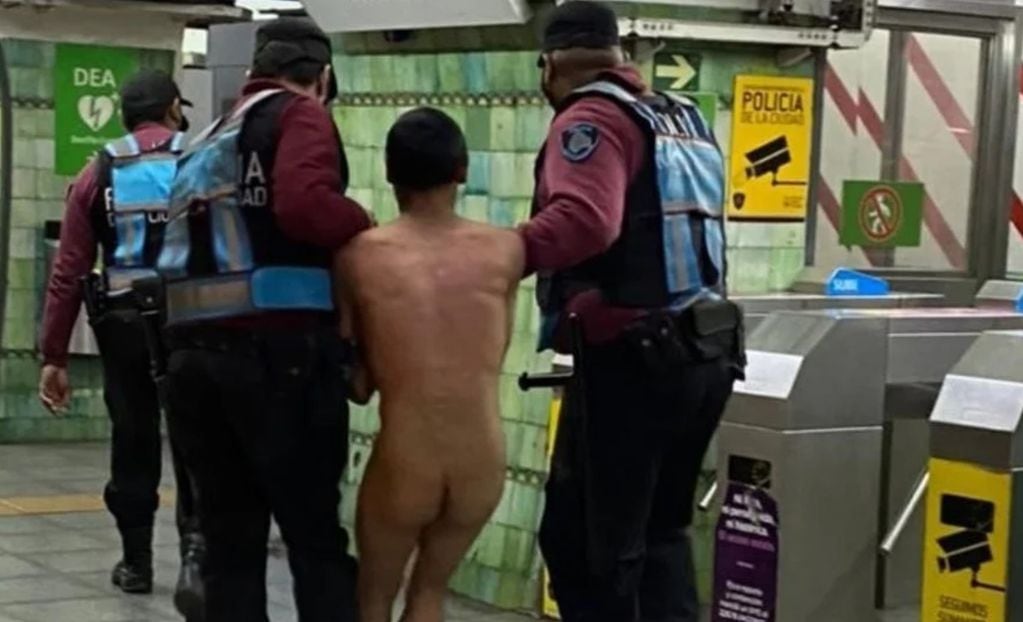 Se paseó desnudo por la estación 9 de Julio de la Linea D del subte y fue detenido