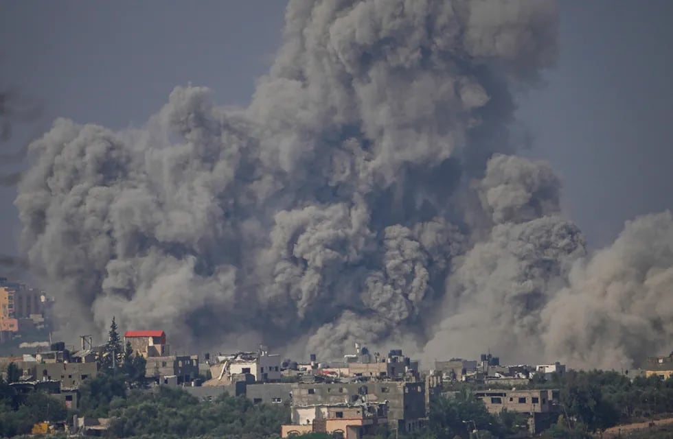 El humo se eleva tras un ataque aéreo israelí en la Franja de Gaza, visto desde el sur de Israel.