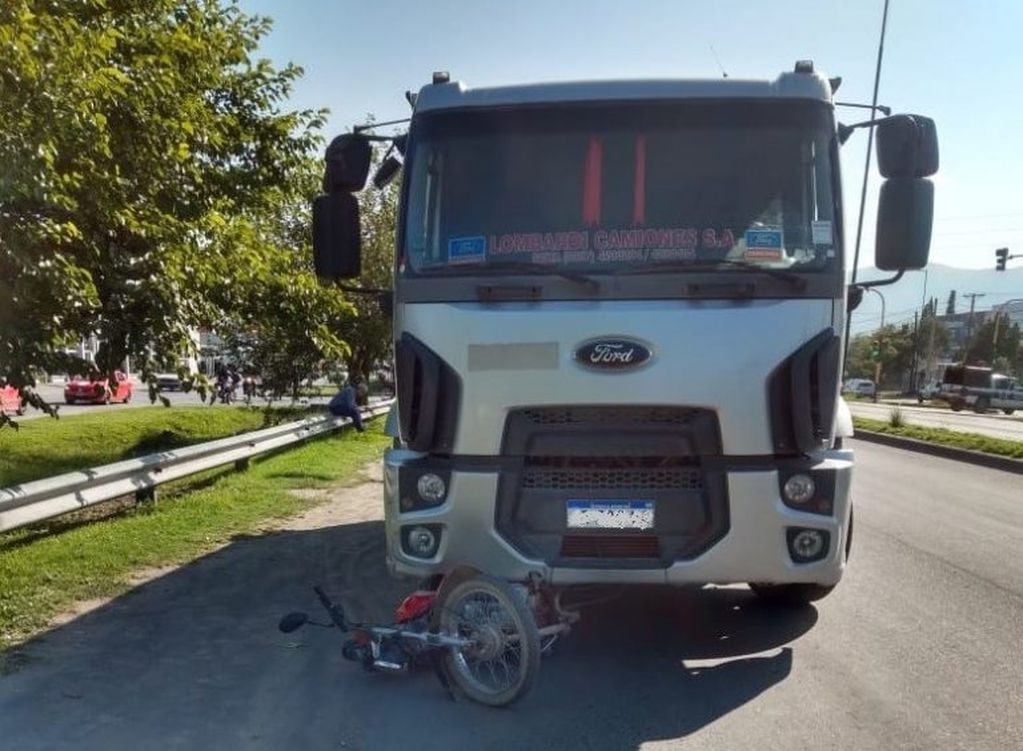 Un muerto en el choque entre una moto y un camión en avenida Tavella. (Policía de Salta)