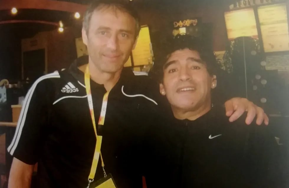 El ex-árbitro Héctor Baldassi con Diego A. Maradona