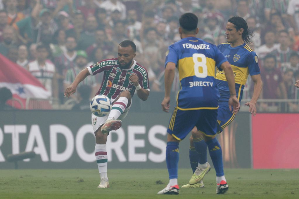 Edinson Cavani de  Boca disputa un balón con Samuel Xavier de Fluminense, en la final de la Copa Libertadores. EFE/ Antonio Lacerda