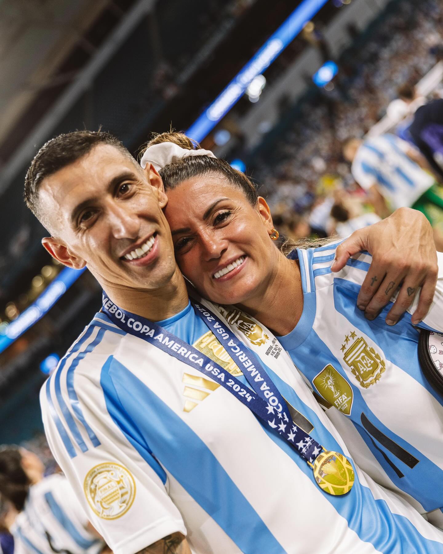 Ángel Di María se consagró bicampeón de la Copa América y festejó junto a su esposa Jorgelina Cardoso.