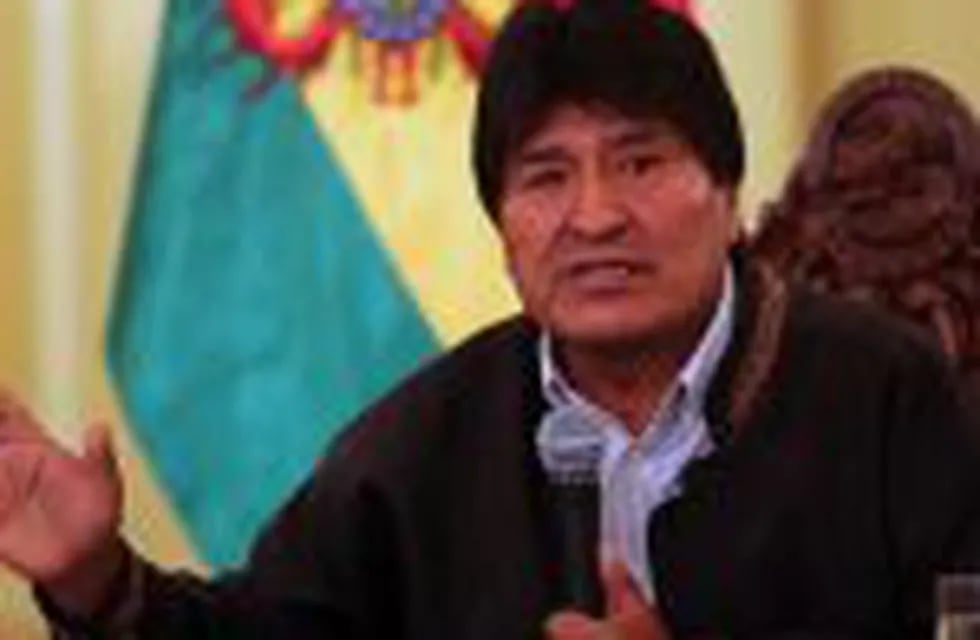 BOL04. LA PAZ (BOLIVIA), 02/12/2016.- El presidente de Bolivia, Evo Morales, habla en una conferencia de prensa hoy, viernes 2 de diciembre de 2016, en el Palacio de Gobierno en La Pazz (Bolivia). Morales reconoció que el director general de la aerolínea Lamia, Gustavo Vargas Gamboa, fue piloto presidencial y aseguró que desconocía que la compau00f1ía tuviese matrícula boliviana. EFE/MARTIN ALIPAZ