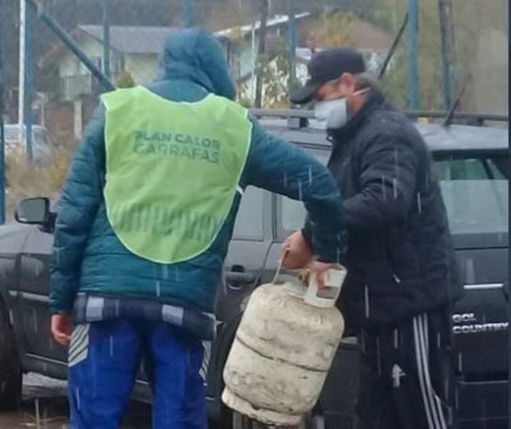 Reparten garrafas en algunos barrios de Río Negro (web).