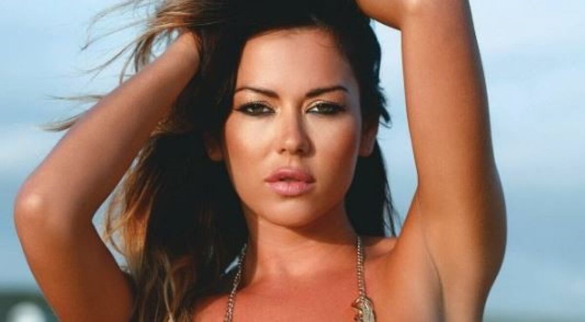 Karina Jelinek y un topless para despedir el 2017