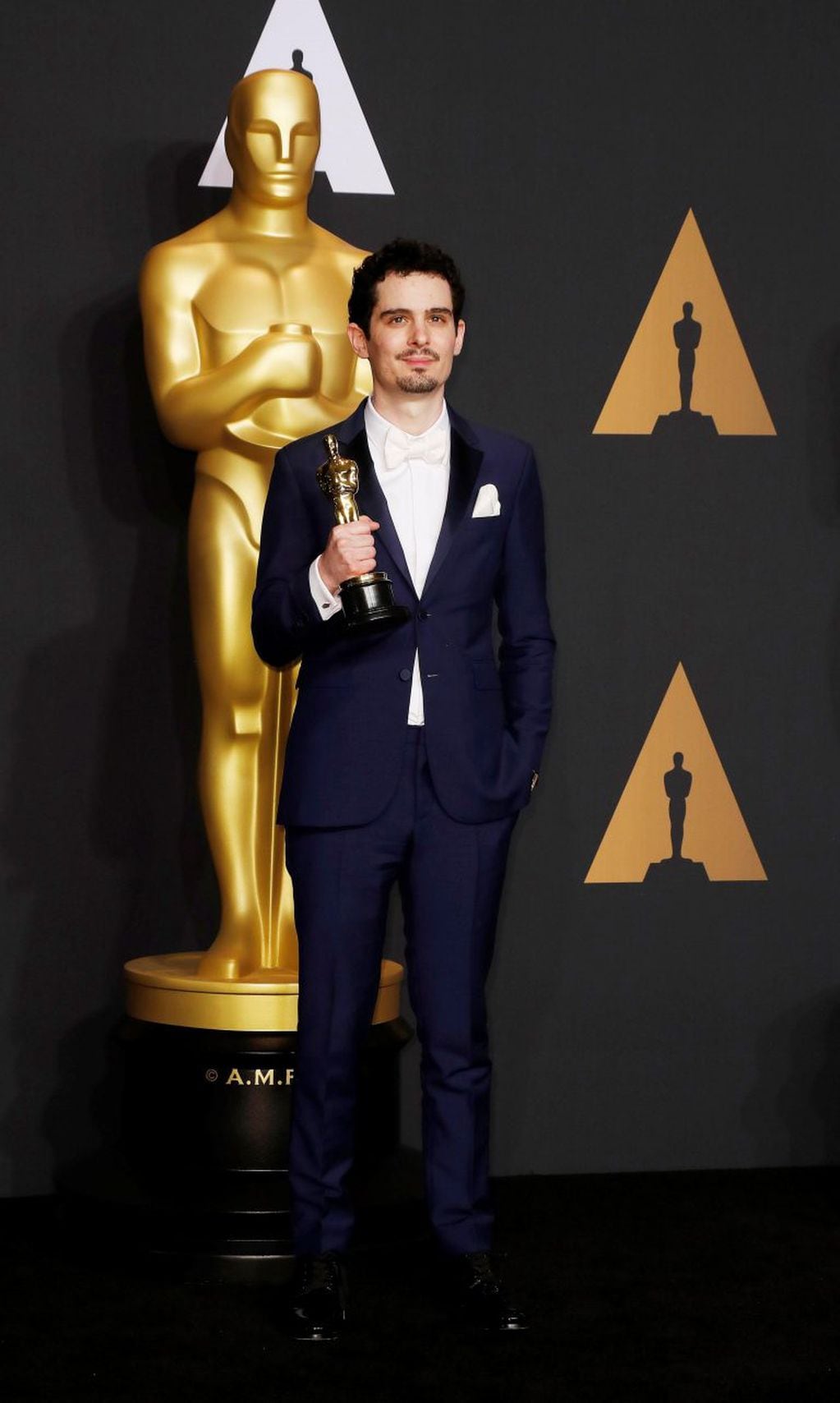 MCX304. Hollywood (United States), 27/02/2017.- Damien Chazelle, winner of the award for Directing for 'La La Land,' poses in the press room during the 89th annual Academy Awards ceremony at the Dolby Theatre in Hollywood, California, USA, 26 February 201