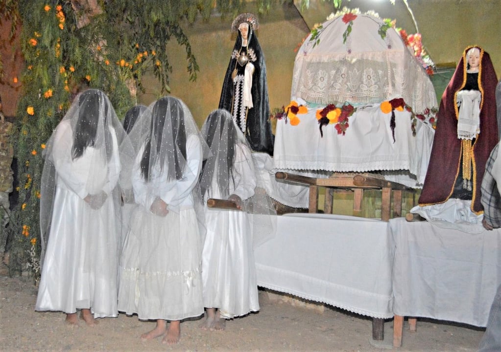 "Las piadosas", mujeres del pueblo de Yavi que mantienen la tradición de acompañar a la Virgen María Dolorosa durante los ritos de la Semana Santa.
