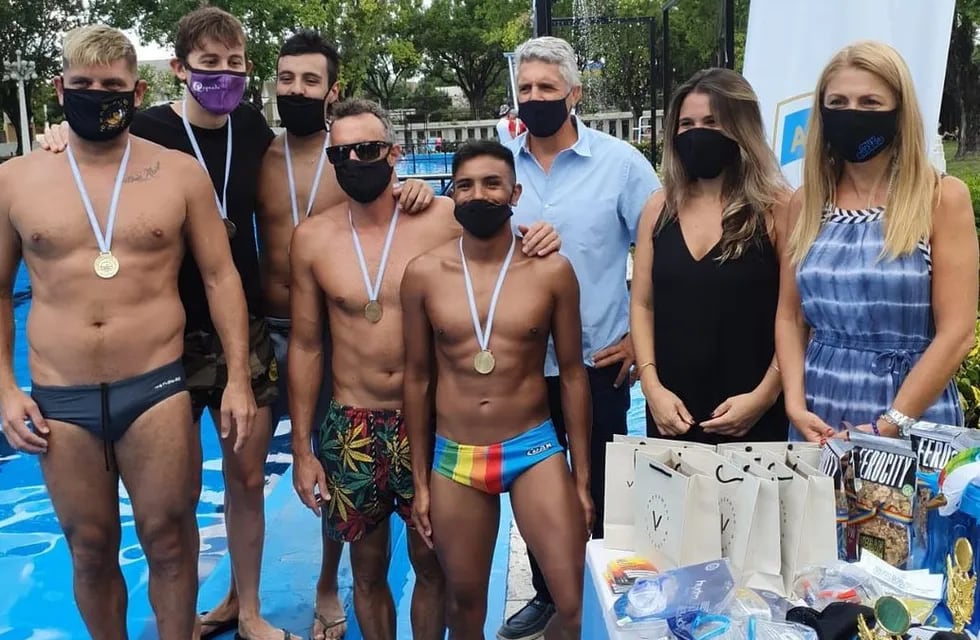 Autoridades municipales premiaron a nadadores en el complejo de piletas del Parque Alem. (@alejandra_mattheus)