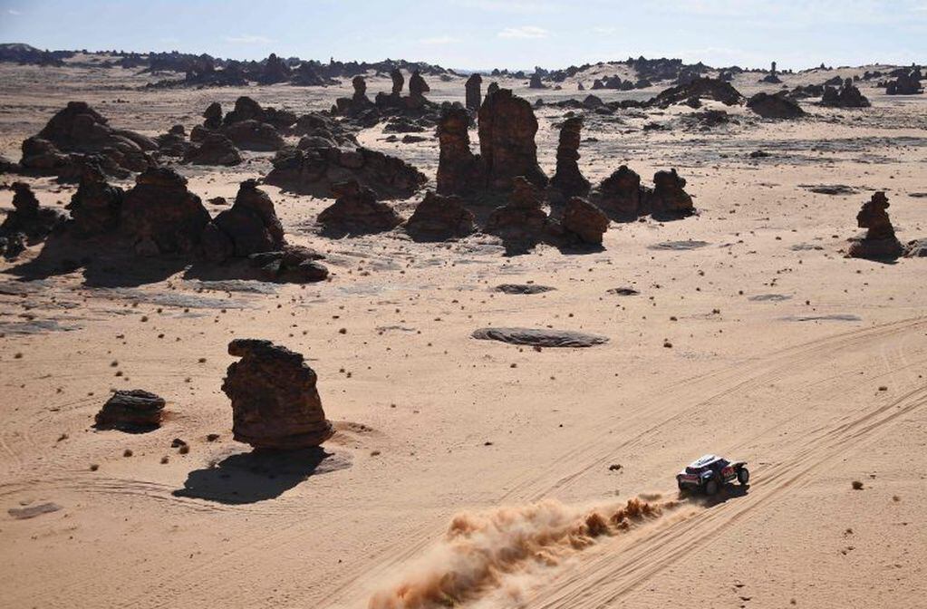 Carlos Sainz y su navegante Lucas Cruz, avanzando en la cuarta etapa del Dakar Arabia Saudita 2020.