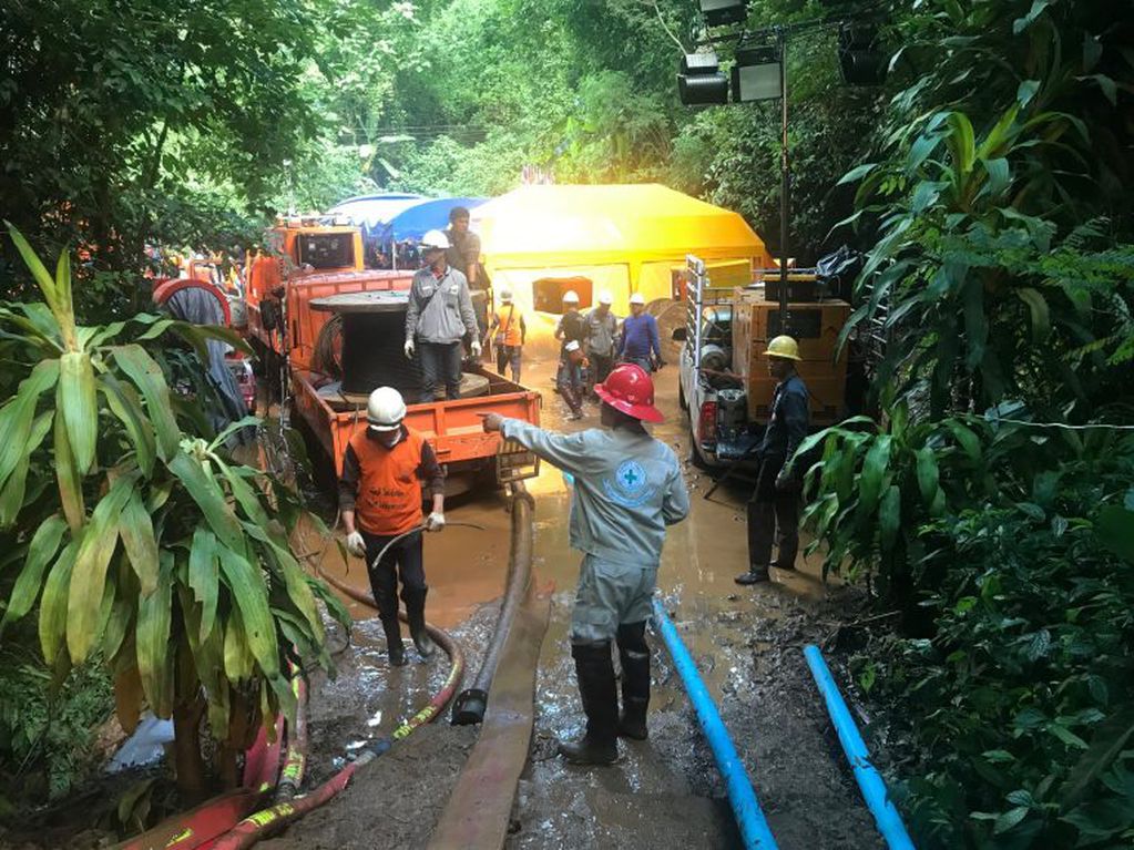 Unidades de rescate trabajaron para extraer agua de la cueva.