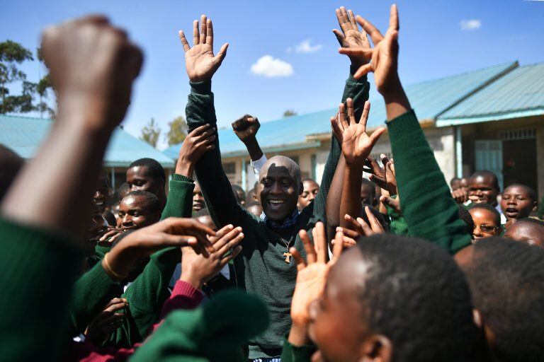 El maestro y hermano franciscano Peter Mokaya Tabichi, tras haber sido galardonado con el Premio al Maestro Global, celebra con sus alumnos en la escuela secundaria Keriko en Njoro, condado de Nakuru, el 4 de abril de 2019. (Photo by TONY KARUMBA / AFP)