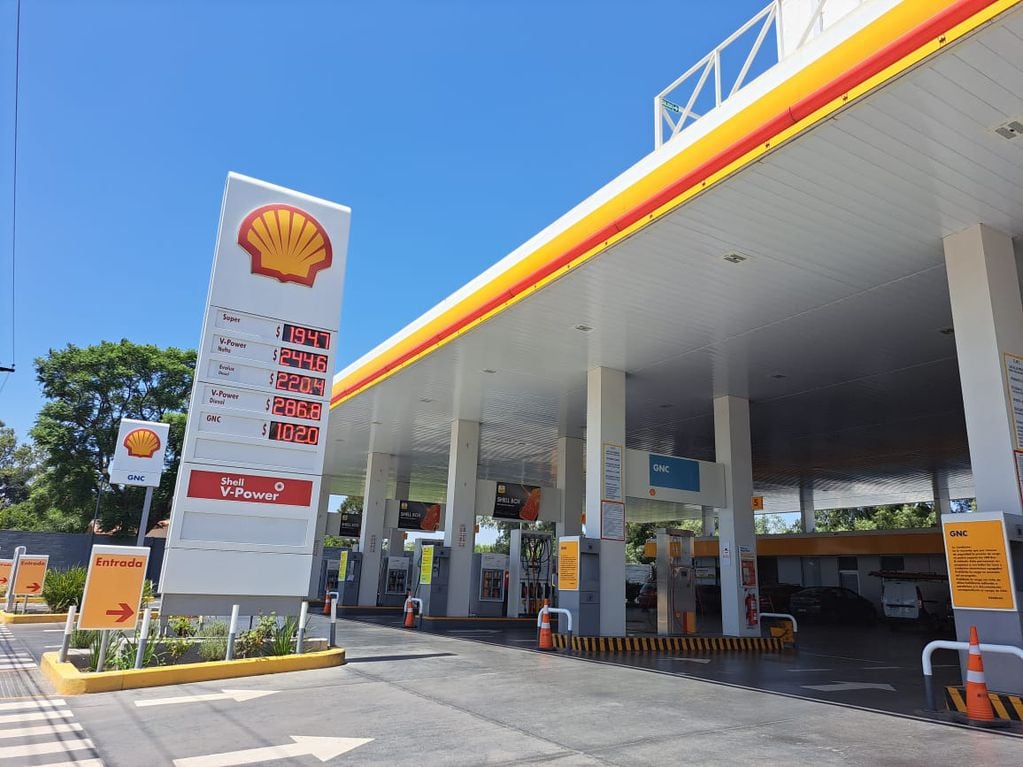 Shell y Axion aumentaron los precios de los combustibles.