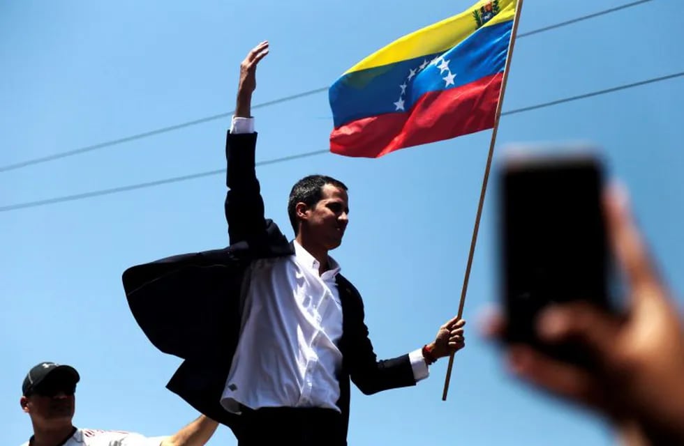 El jefe del Parlamento venezolano, Juan Guaidó , saluda a su llegada, este lunes en la salida del Aeropuerto Internacional de Maiquetía Simón Bolívar (Foto: EFE/ Rafael Hernández)