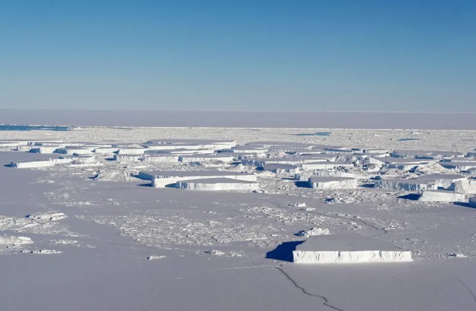 Imágen facilitada por la NASA, que muestra una fotografía realizada en una misión en la Antártida.