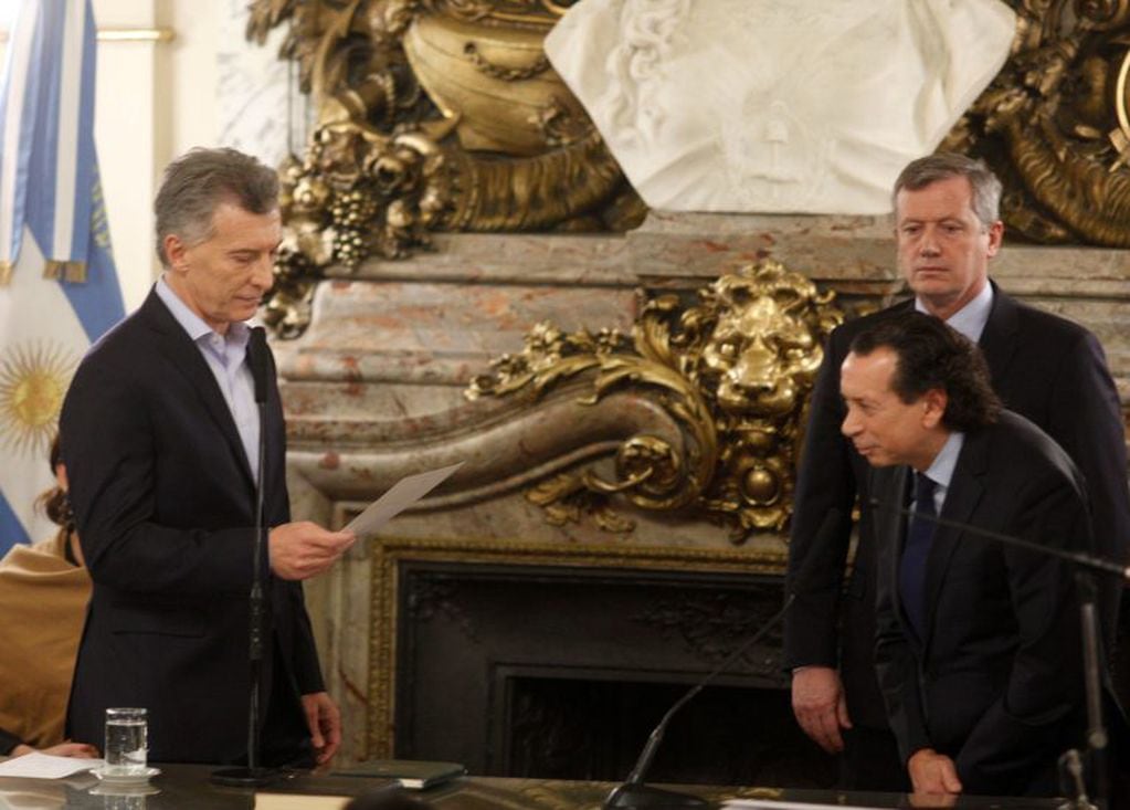 Mauricio Macri le toma juramento a Dante Sica como ministro de Producción (Reuters)