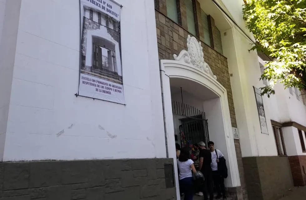 La actividad en las aulas continuó hasta última hora luego de la conmoción por los disparos en Suipacha y La Paz. (@somosrosariook)