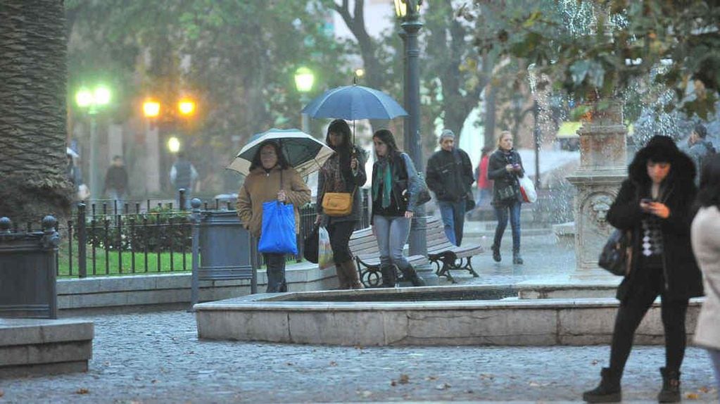 La lluvia sorprendió a la mayoría de los cordobeses alrededor de las 20.30. (Sergio Cejas / Archivo).