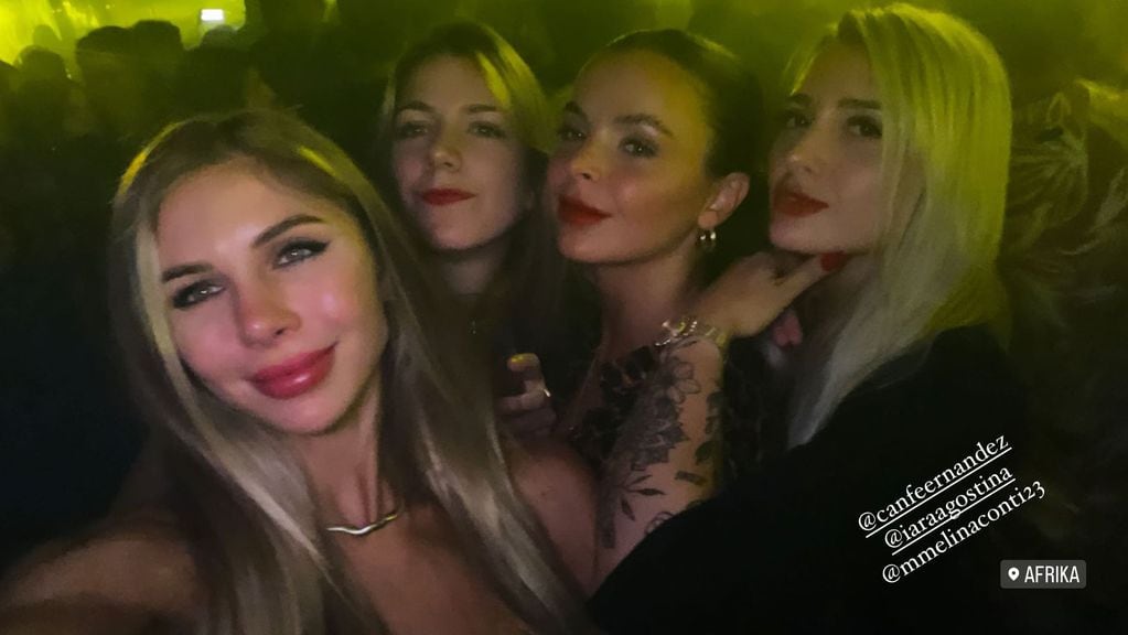 Romina Malaspina disfrutó con amigas en una noche total black