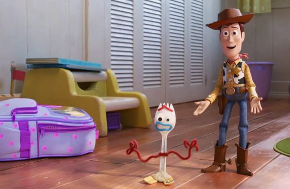 AME5215. LOS ÁNGELES (ESTADOS UNIDOS), 20/06/2019.- Fotograma cedido por Disney Pixar donde aparecen los personajes Forky (delante) y Woody (atrás), durante una escena de la película de animación \