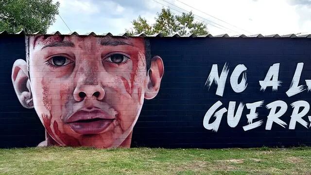 Gabriel Griffa pintó un mural en Casilda donde plasmó un “No a la guerra” junto al rostro de un soldado