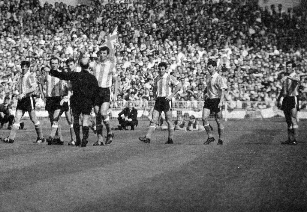 Antonio Rattín se fue expulsado ante Inglaterra en el Mundial 1966.