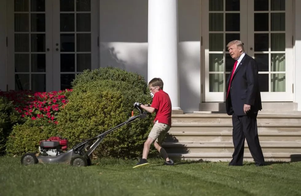 Nene corta el césped en la Casa Blanca. Foto: EFE.